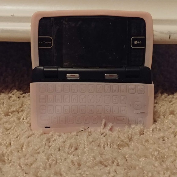 Envy phone with pink case & Charger - Picture 1 of 2